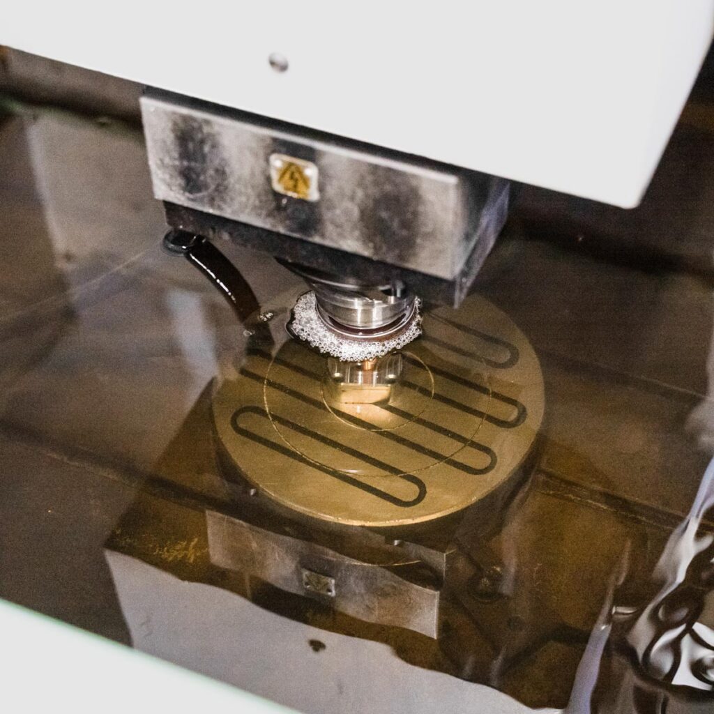 Elettrofusione a tuffo per realizzazione stampi e matrici di sbavatura a Brescia | Fagoni S.r.l.