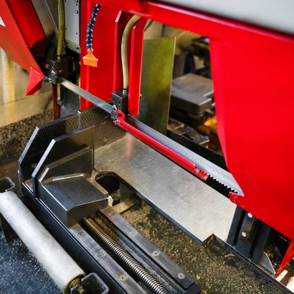 Seghetto a doppia colonna automatico per realizzazione stampi e matrici di sbavatura a Brescia | Fagoni S.r.l.