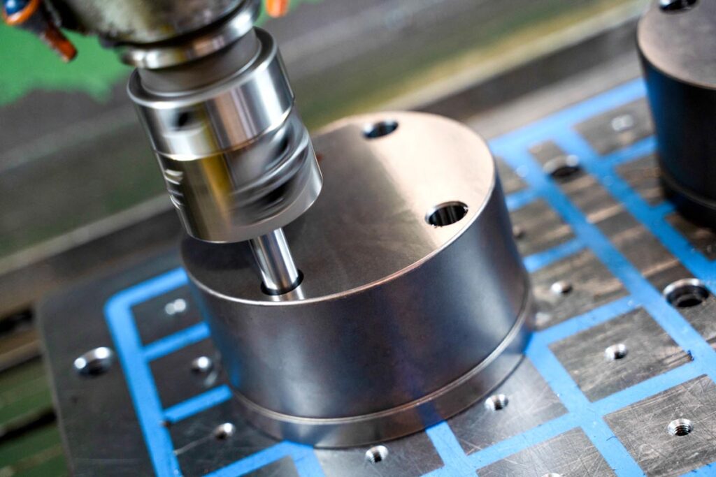 Fagoni S.r.l., a Brescia, dispone di centri a controllo numerico, tornio a controllo numerico, una postazione CAD/CAM e altri macchinari specifici.